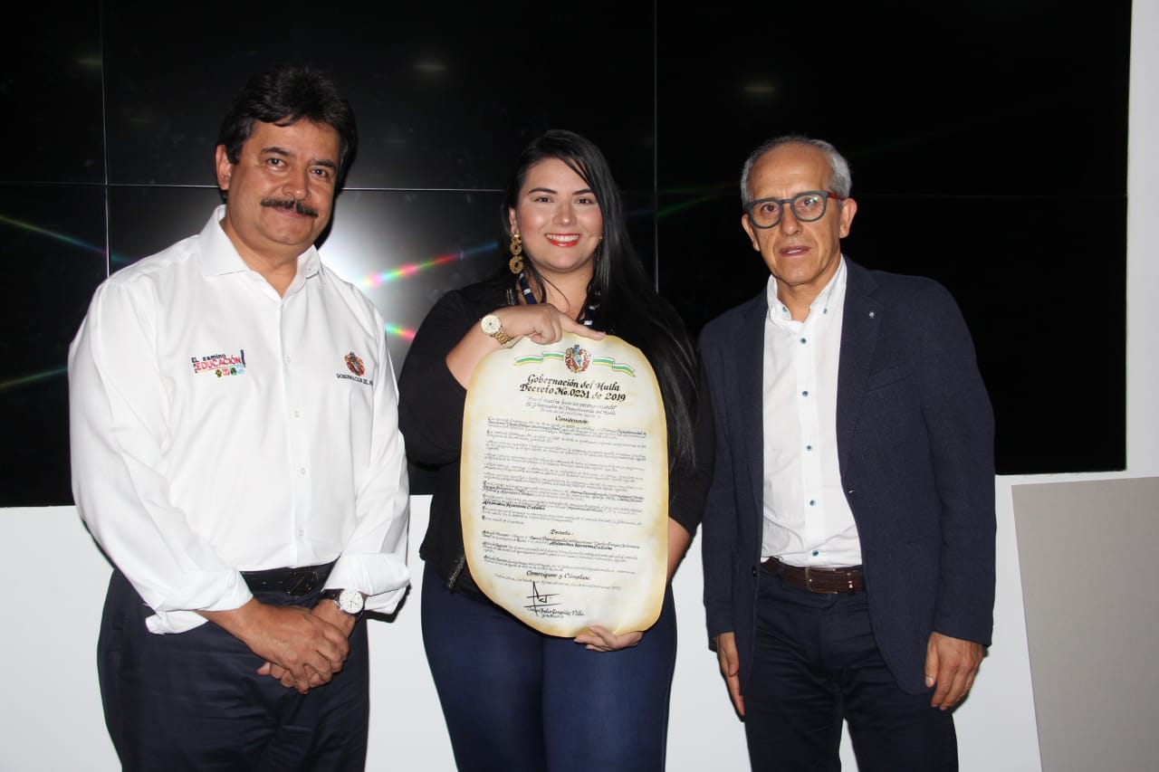 Alejandra Herrera, ganadora en categoría de Radio. Junto a ella, el gobernador Carlos Julio González Villa y el periodista Edulfo Peña, integrante del jurado calificador.